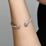 Otwarta bransoletka Pandora Moments Star Wars™ z logo jasnej i ciemnej strony - 591139C01