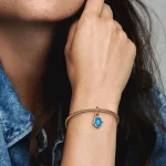 Pandora opalizująca niebieska zawieszka Hamsa - 762699C01