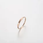 Pierścień identyfikacyjny Pandora Signature Pavé - 182283C01