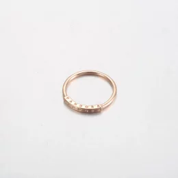 Pierścień identyfikacyjny Pandora Signature Pavé - 182283C01