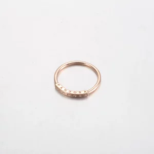 Pierścień identyfikacyjny Pandora Signature Pavé - 182283C01