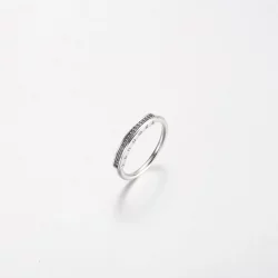 Pierścień identyfikacyjny Pandora Signature Pavé - 192283C01