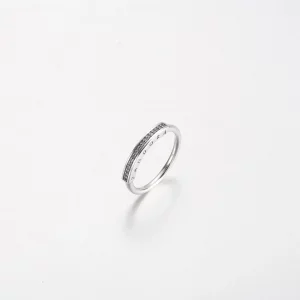 Pierścień identyfikacyjny Pandora Signature Pavé - 192283C01
