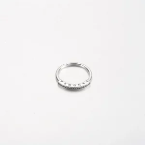 Pierścień identyfikacyjny Pandora Signature Pavé - 192283C01