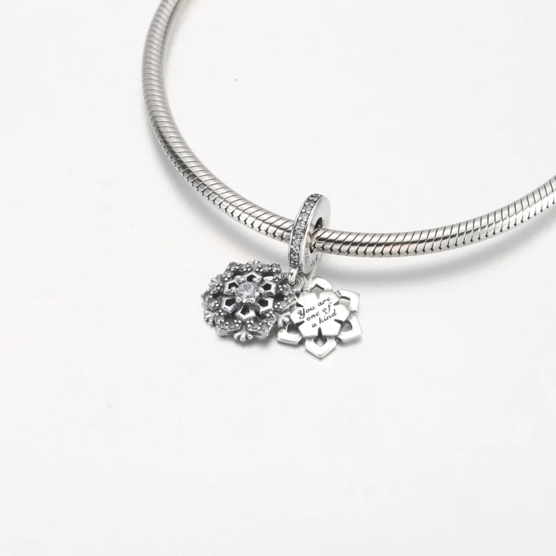 (zdjęcie do) Podwójna zawieszka Pandora w kształcie błyszczącego płatka śniegu - 792355C01 - Wyświetl 4