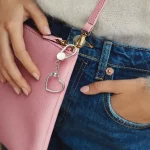 Uchwyt na zawieszkę do torebki Pandora Moments w kształcie małego serca - 392238C00
