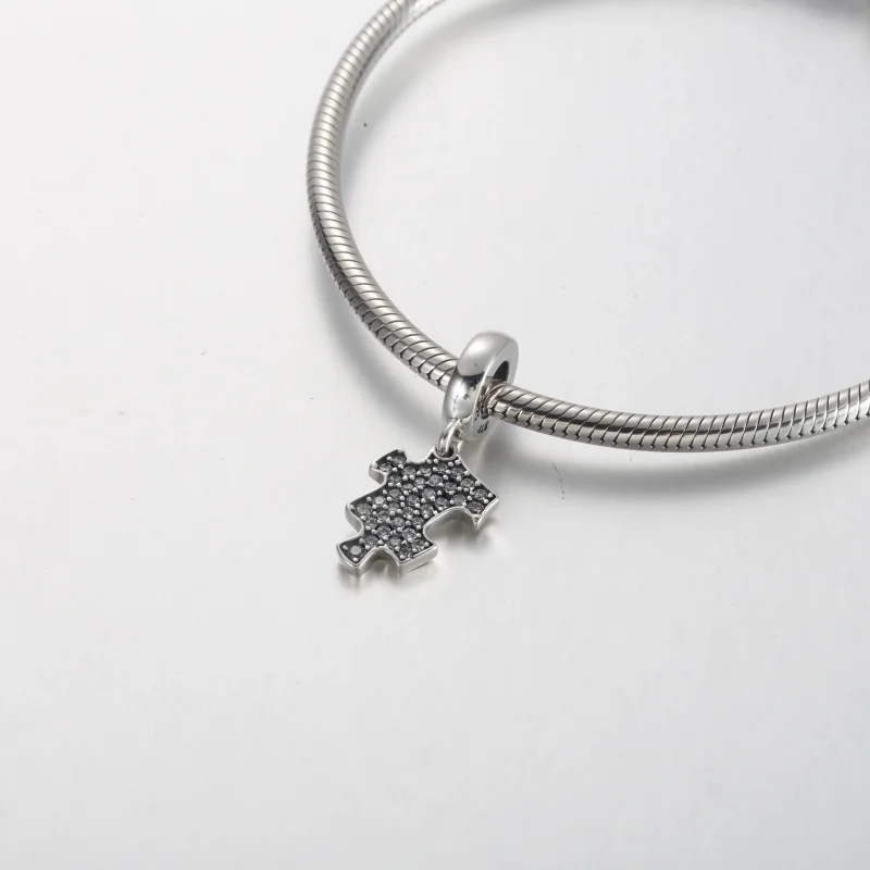 (zdjęcie do) Wisząca zawieszka Pandora Sparkling Puzzle Piece - 792241C01 - Wyświetl 4