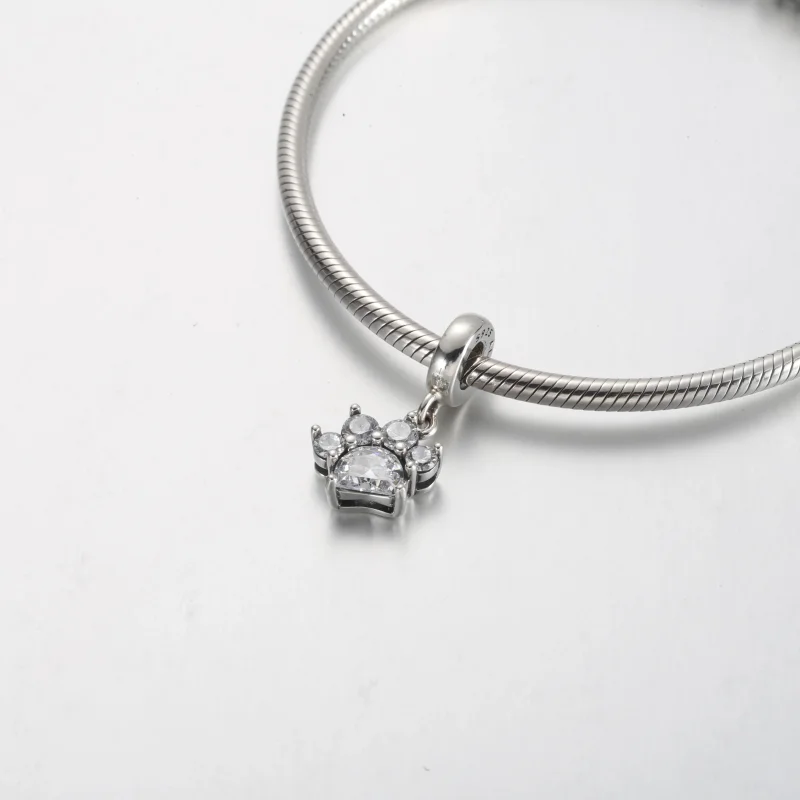 (zdjęcie do) Wisząca zawieszka Pandora Sparkling z nadrukiem łapy zwierzaka - 792247C01 - Wyświetl 4