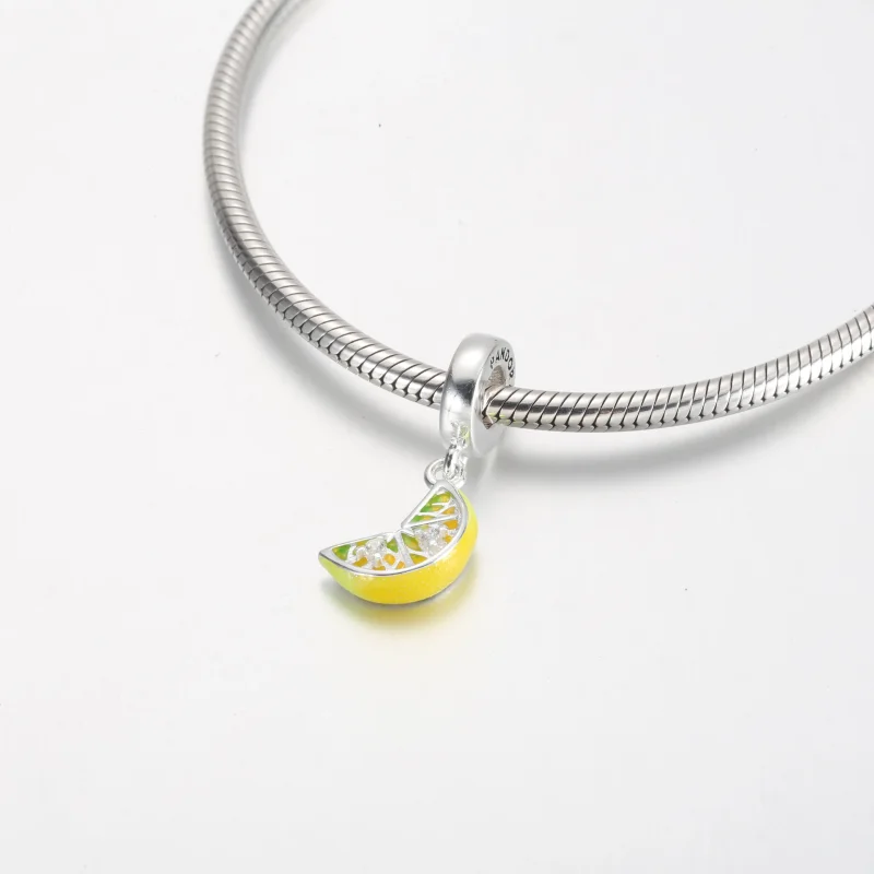 (zdjęcie do) Wisząca zawieszka Pandora z plasterkiem cytryny, musującymi owocami - 791696C01 - Wyświetl 4