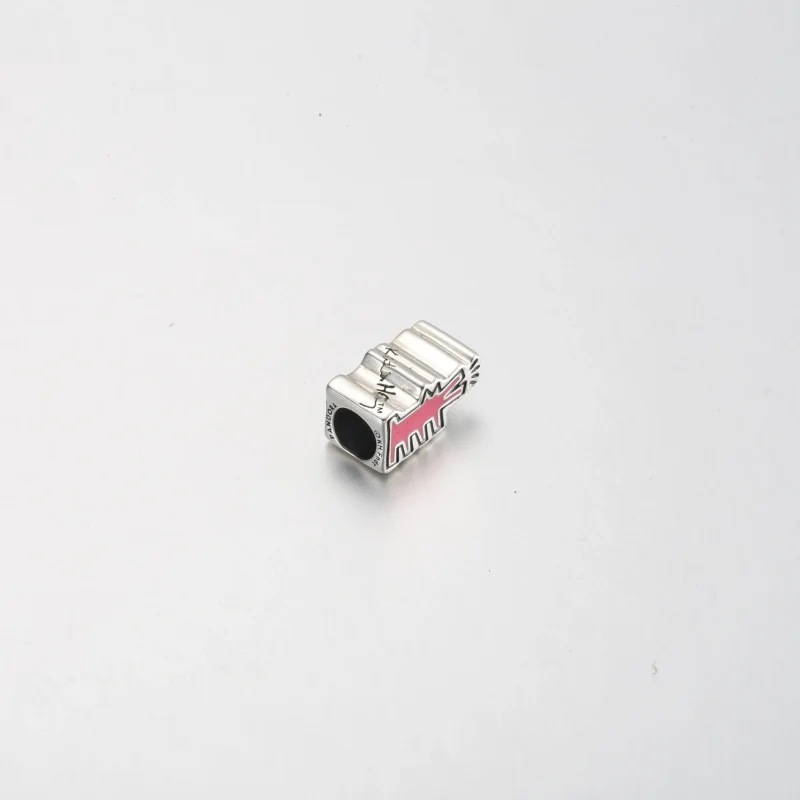 (zdjęcie do) Zawieszka Keith Haring™ x Pandora Szczekający pies - 792218C01 - Wyświetl 4