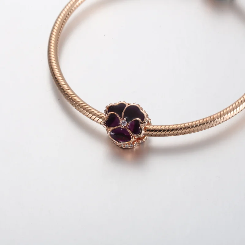 (zdjęcie do) Zawieszka Pandora w kolorze głębokiego fioletu z bratkiem - 780777C01 - Wyświetl 4