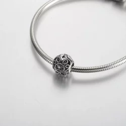 Zawieszka Pandora z futrzanym motywem serc i łapek - 792248C00