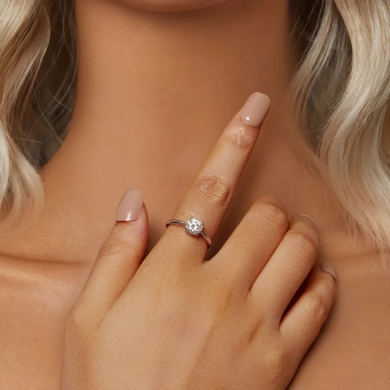 (zdjęcie do) PANDORA Style Sparkling 1-karatowy pierścionek Moissanite (jeden certyfikat) - M - Wyświetl 5