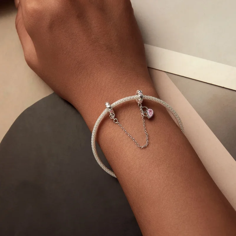 (zdjęcie do) Łańcuszek zabezpieczający w stylu Lover Heart Lock PANDORA - BSC975 - Wyświetl 5