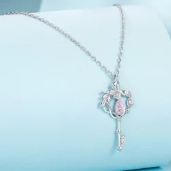 Naszyjnik z kluczem w kształcie motyla i winorośli w stylu PANDORA - SCN518