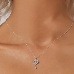 Naszyjnik z kluczem w kształcie motyla i winorośli w stylu PANDORA - SCN518