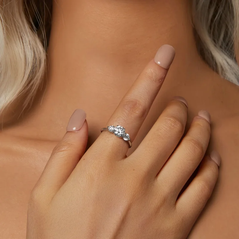(zdjęcie do) Pierścionek PANDORA Style Romantic 1-karatowy Moissanite (z jednym certyfikatem) - Wyświetl 5