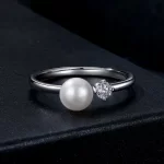 Pierścionek z perłą naturalną moissanit PANDORA Style (z jednym certyfikatem) - MSR053