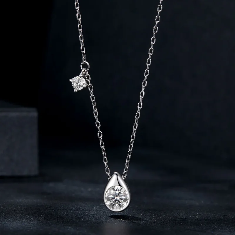 (zdjęcie do) Naszyjnik typu drop z moissanitem o masie 0,5 ct w stylu PANDORA (z jednym certy - Wyświetl 3