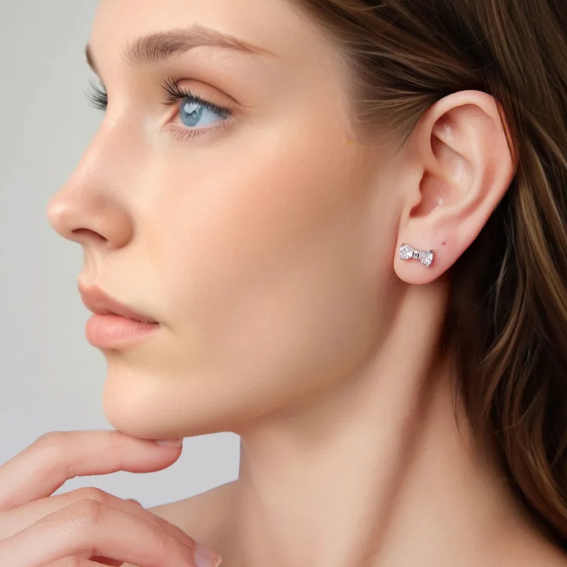(zdjęcie do) Pandora Style S925 Srebrne Kolczyki Kopertowe z Kokardką i Cyrkoniami z Platynow - Wyświetl 8