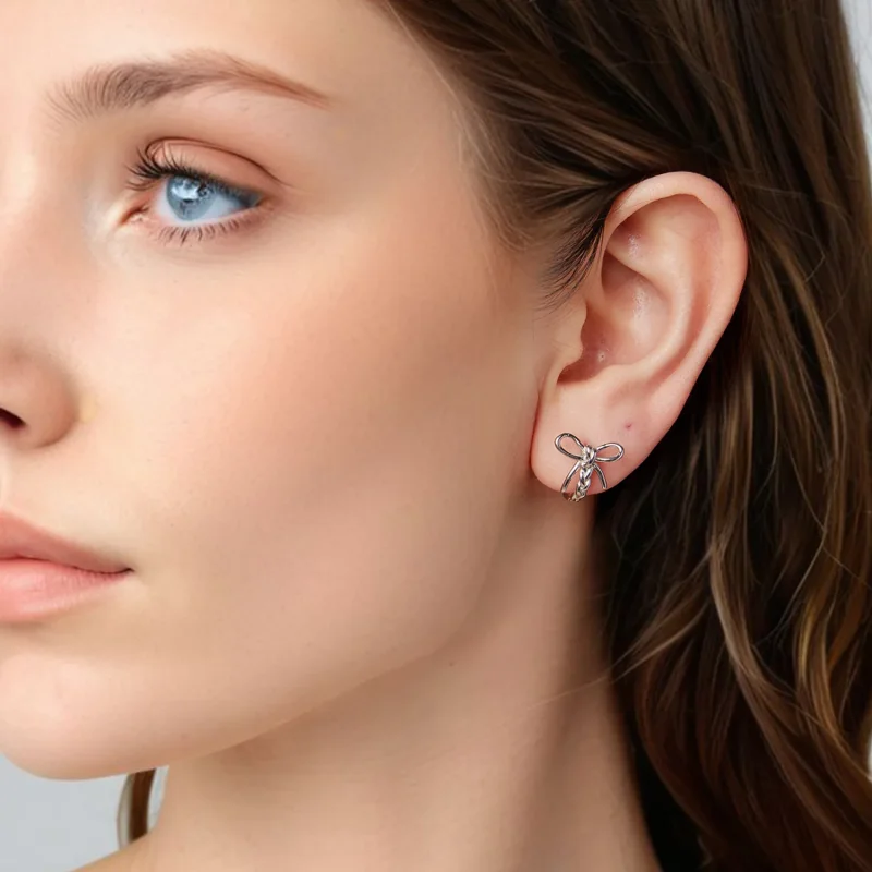 (zdjęcie do) Pandora Style S925 Srebrne Kolczyki Wisiorkowe z Wplecioną Kokardką i Platynowym - Wyświetl 8