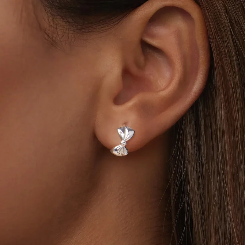 (zdjęcie do) Pandora Style S925 Srebrne Kolczyki z Kokardką i Posrebrzaniem - BSE1196 - Wyświetl 5