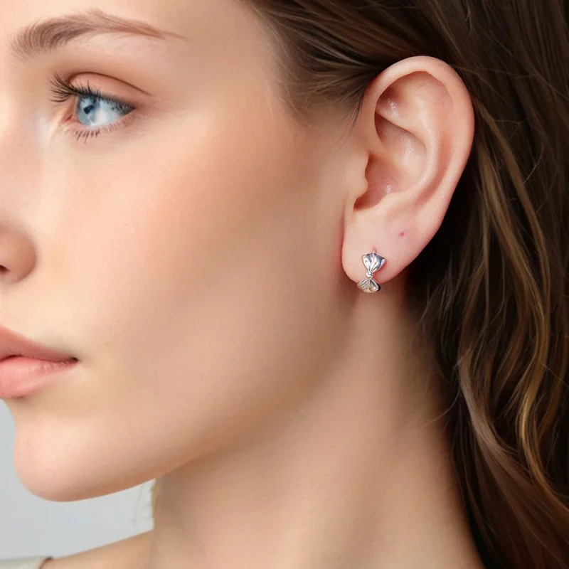 (zdjęcie do) Pandora Style S925 Srebrne Kolczyki z Kokardką i Posrebrzaniem - BSE1196 - Wyświetl 8