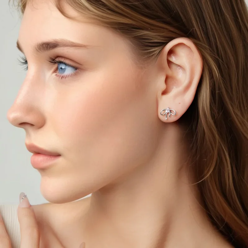 (zdjęcie do) Pandora Style S925 Srebrne Kolczyki z Romantyczną Kokardą i Cyrkoniami z Oksydow - Wyświetl 8