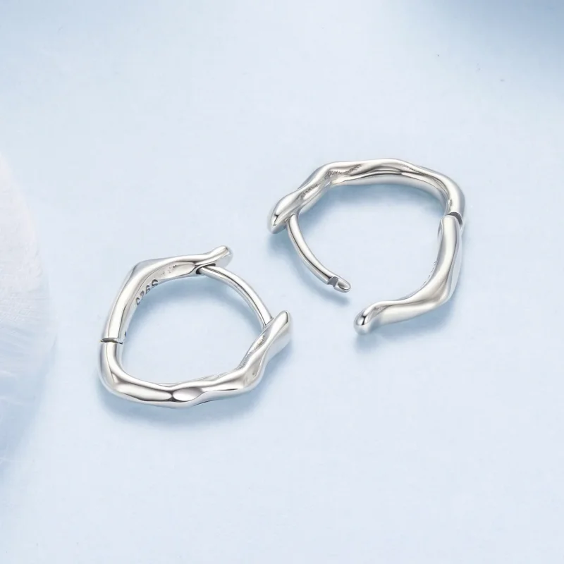 (zdjęcie do) Pandora Style 925 Srebrne Kolczyki Huggie Geometryczne z Oksydowanym Wykończenie - Wyświetl 4