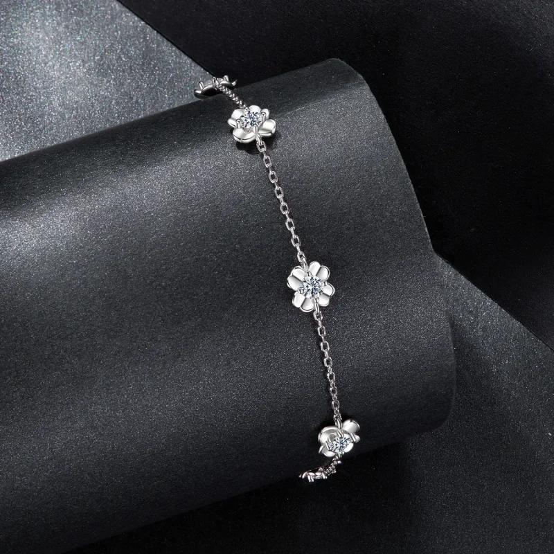 (zdjęcie do) Pandora Style 925 Srebrna Bransoletka z Czterolistną Koniczyną i Moissanitem - P - Wyświetl 2