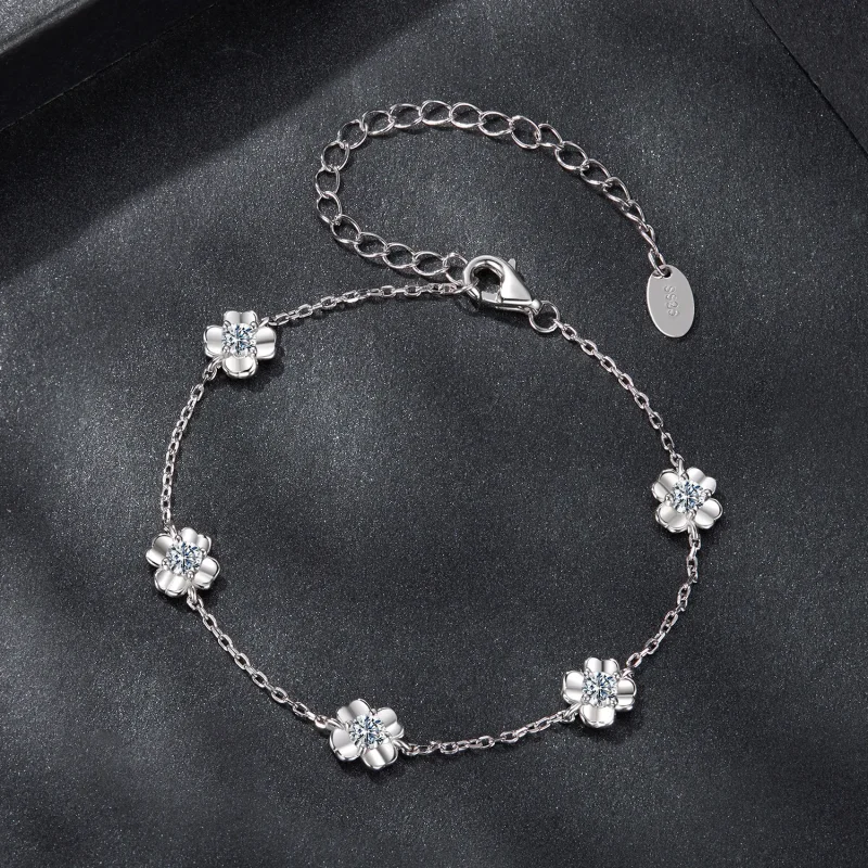 (zdjęcie do) Pandora Style 925 Srebrna Bransoletka z Czterolistną Koniczyną i Moissanitem - P - Wyświetl 3