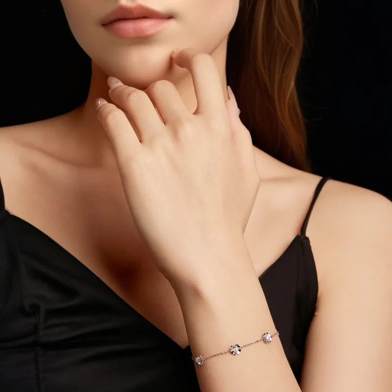 (zdjęcie do) Pandora Style 925 Srebrna Bransoletka z Czterolistną Koniczyną i Moissanitem - P - Wyświetl 4