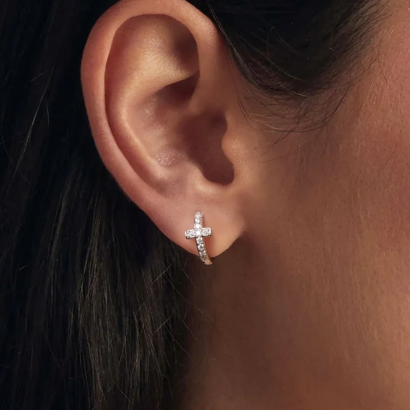 (zdjęcie do) Pandora Style 925 Srebrne Kolczyki Obręczowe z Krzyżem i Moissanitem z Certyfika - Wyświetl 5