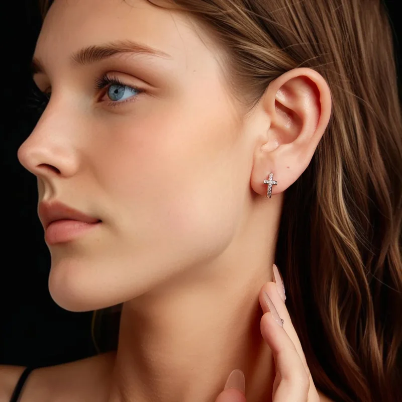 (zdjęcie do) Pandora Style 925 Srebrne Kolczyki Obręczowe z Krzyżem i Moissanitem z Certyfika - Wyświetl 6