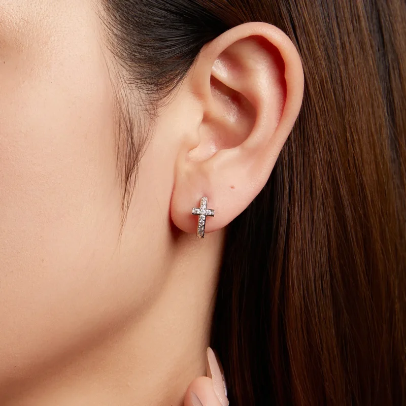 (zdjęcie do) Pandora Style 925 Srebrne Kolczyki Obręczowe z Krzyżem i Moissanitem z Certyfika - Wyświetl 8