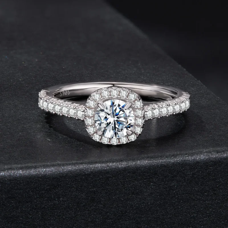 (zdjęcie do) Pierścionek zaręczynowy z moissanitem w stylu Pandora z kwadratową halo - 925 sr - Wyświetl 7