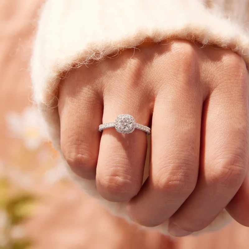 (zdjęcie do) Pierścionek zaręczynowy z moissanitem w stylu Pandora z kwadratową halo - 925 sr - Wyświetl 8