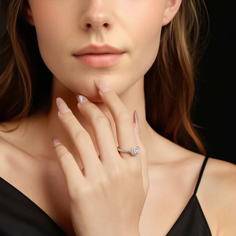 (zdjęcie do) Pierścionek zaręczynowy z moissanitem w stylu Pandora z kwadratową halo - 925 sr - Wyświetl 10