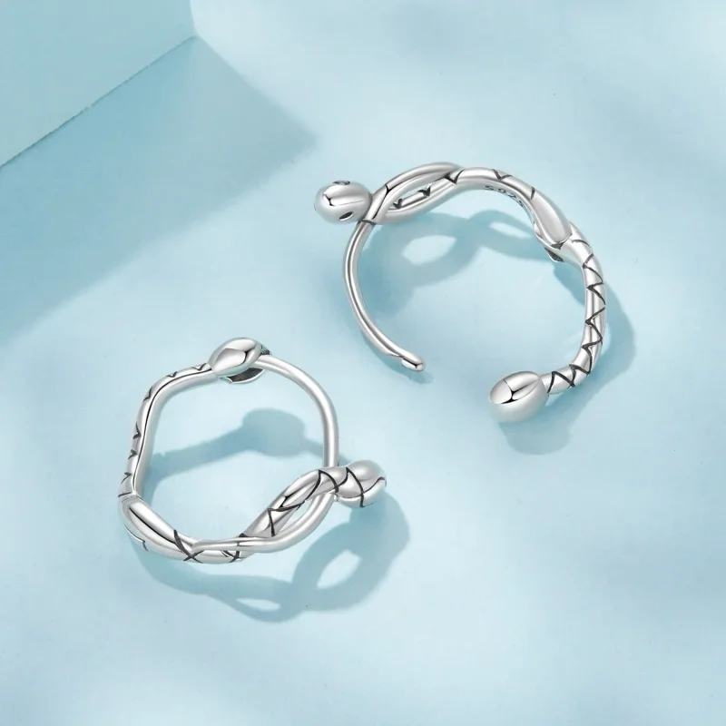 (zdjęcie do) Pandora Style Srebrne kolczyki wąż Huggie z cyrkoniami i oksydowanym wykończenie - Wyświetl 4
