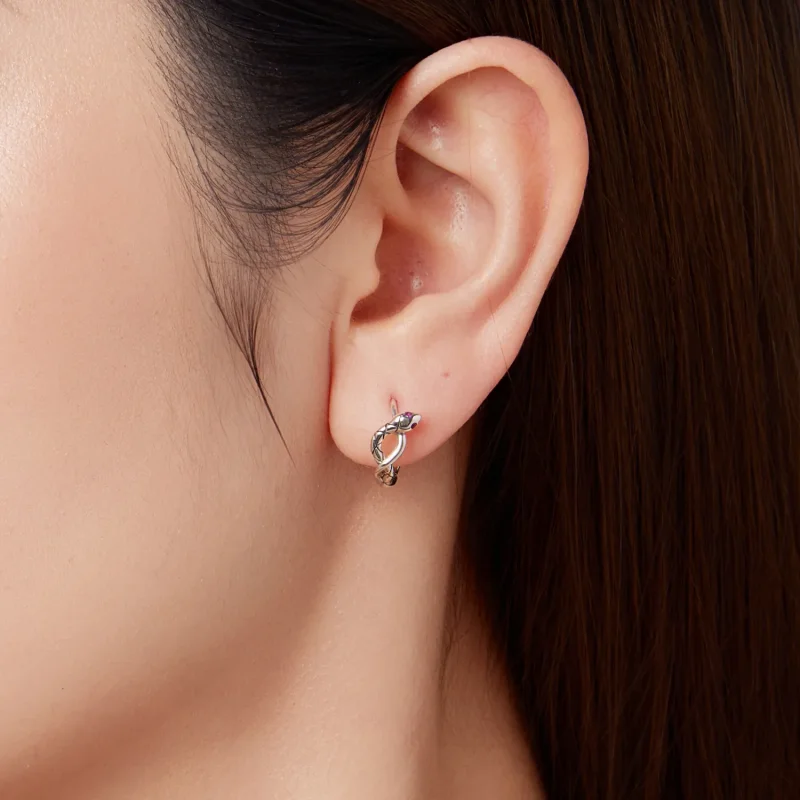 (zdjęcie do) Pandora Style Srebrne kolczyki wąż Huggie z cyrkoniami i oksydowanym wykończenie - Wyświetl 9