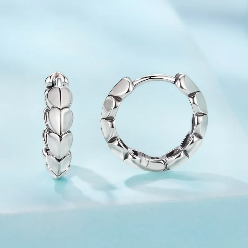 (zdjęcie do) Pandora Style Srebrne Kolczyki Huggie z Oksydowanym Wykończeniem w Kształcie Ser - Wyświetl 2