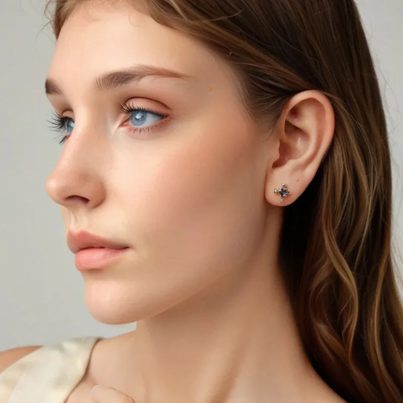(zdjęcie do) Pandora Style 925 Srebrne Kolczyki Półśrubkowe z Krzyżem ze Szkłem i Oksydacją - - Wyświetl 7
