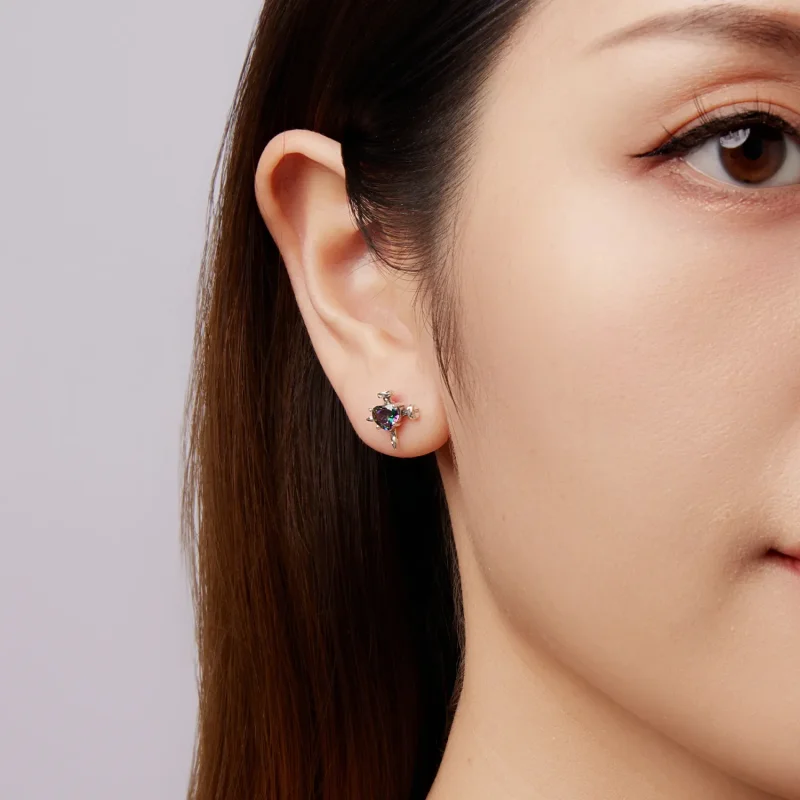 (zdjęcie do) Pandora Style 925 Srebrne Kolczyki Półśrubkowe z Krzyżem ze Szkłem i Oksydacją - - Wyświetl 10
