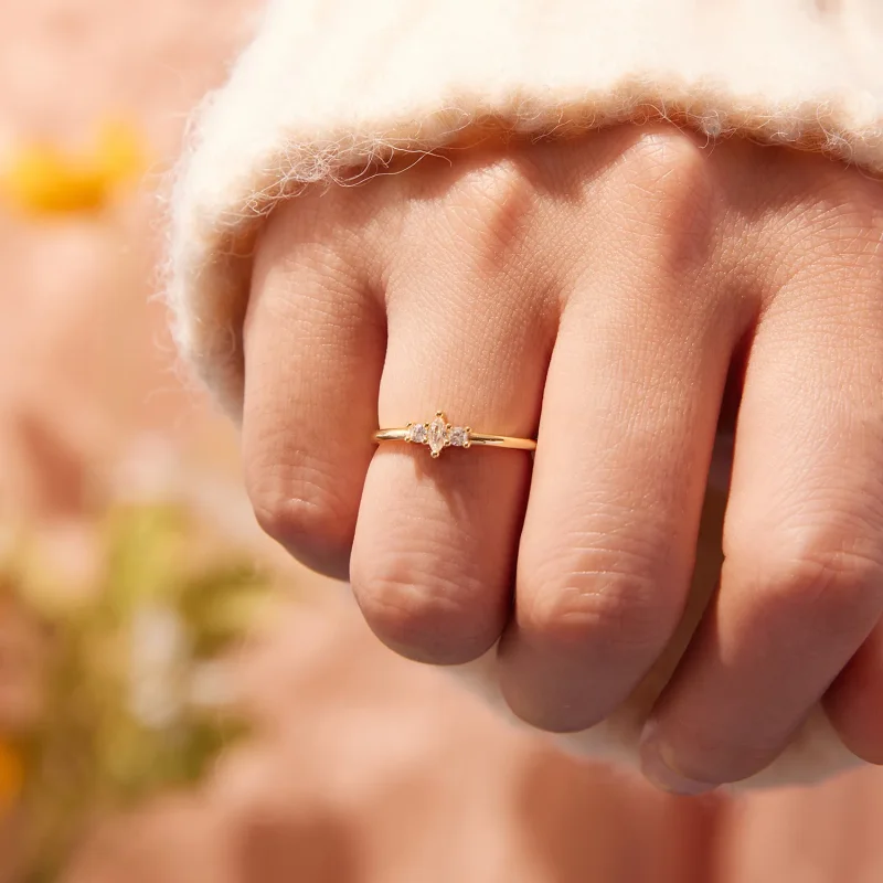 (zdjęcie do) Pandora Style 925 Srebrna Pierścionek z Cyrkoniami w Kształcie Łezki - Pozłacany - Wyświetl 9