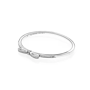 (zdjęcie do) Srebrna bransoletka bangle z kokardą z cyrkoniami sześciennymi | PANDORA