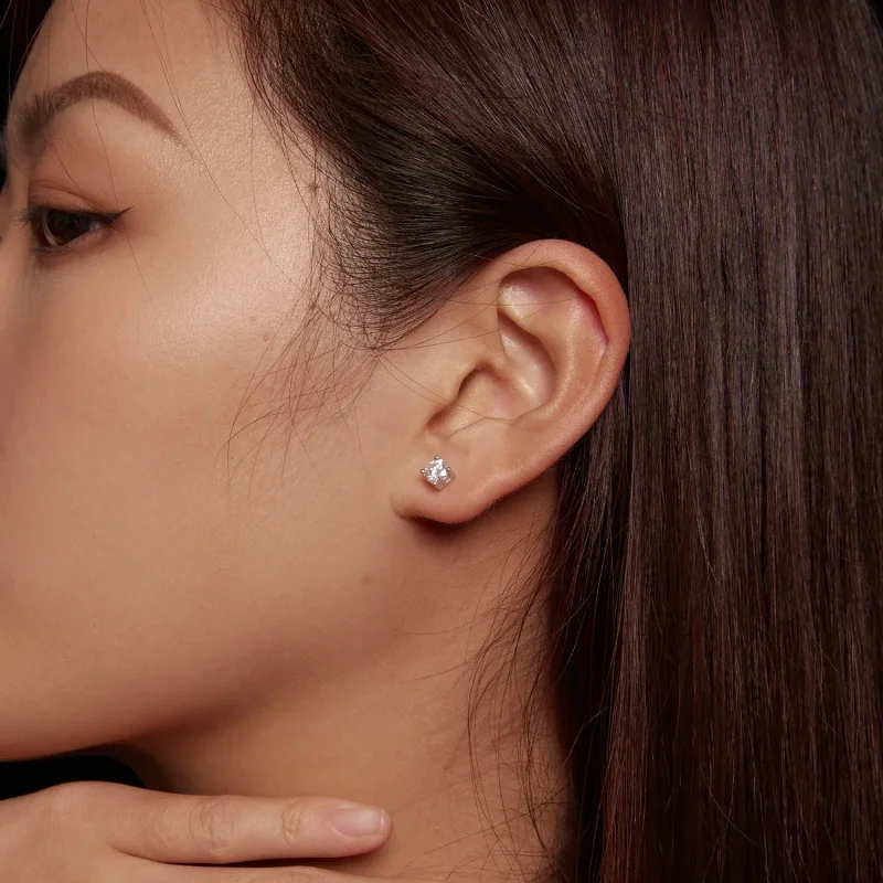 (zdjęcie do) Pandora Style 0.5 karatowe kolczyki sztuczne z białego złota z czterema szponami - Wyświetl 7