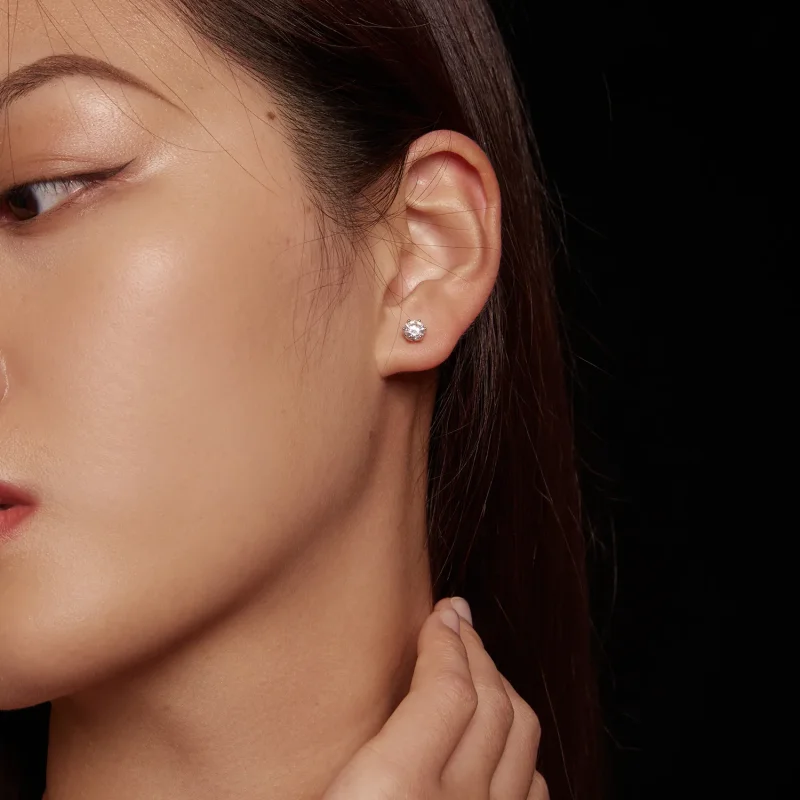 (zdjęcie do) Pandora Style 0.5 Karatowe Kolczyki Sztyfty z Kopalnym Moissanitem na Czterech S - Wyświetl 5