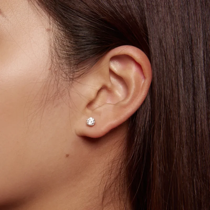 (zdjęcie do) Pandora Style 0.5 Karatowe Kolczyki Sztyfty z Kopalnym Moissanitem na Czterech S - Wyświetl 7