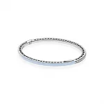 Srebrna bransoletka bangle w kolorze jasnoniebieskim z cyrkoniami sześciennymi | PANDORA