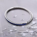 Srebrna bransoletka bangle w kolorze niebieskim z cyrkoniami sześciennymi | PANDORA
